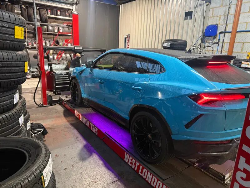 Mobile tyres & emergency callouts in Surbiton. — Surrey Tyres workshop and mobile fitting service in West Molesey, Surrey